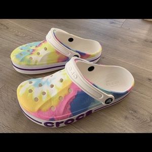 Crocs sz 7 tie dye classic lightweight Ltd edition womens, logo color very Peri